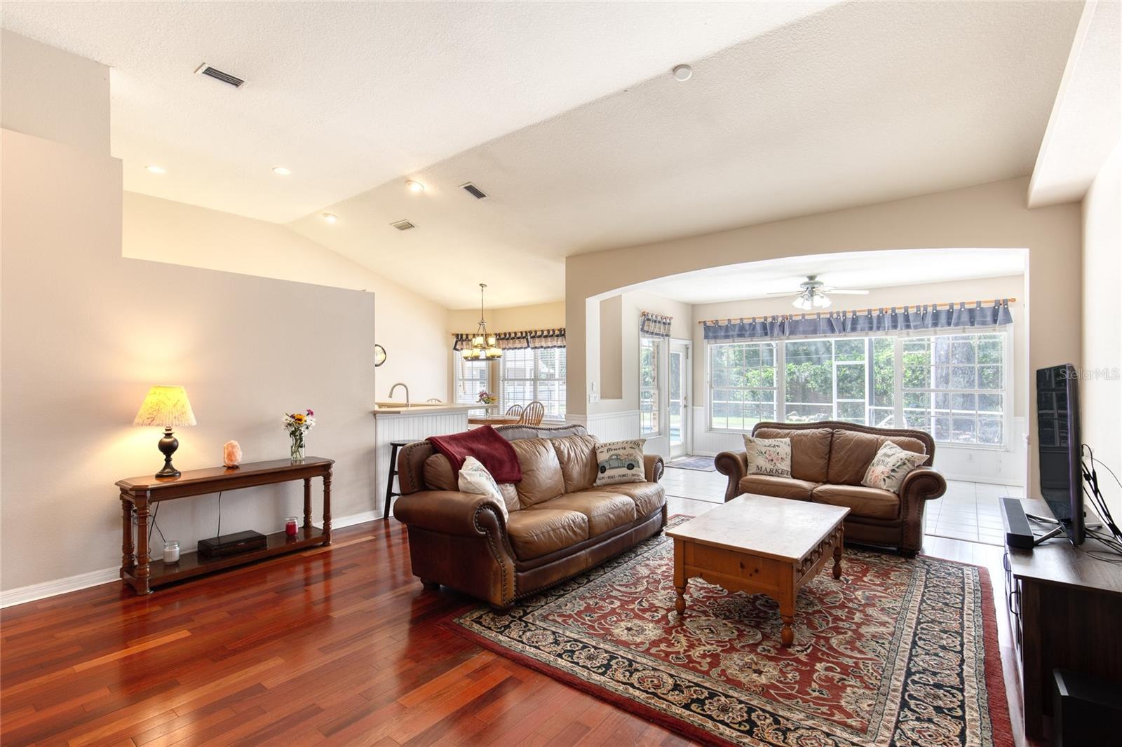 5 Watercliff Ln Property Photo 15