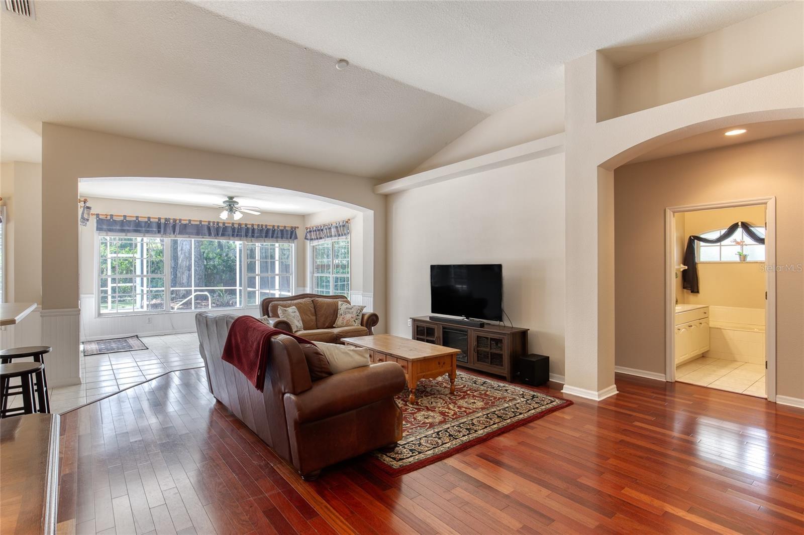5 Watercliff Ln Property Photo 16