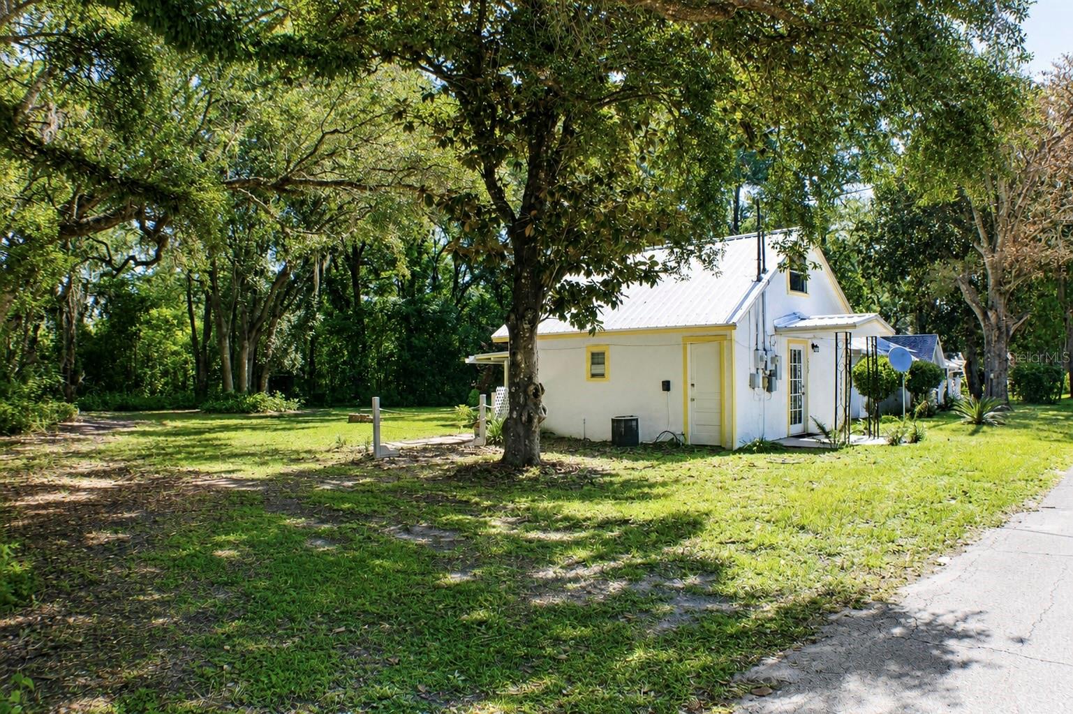 490 John St #a & B Property Photo 4