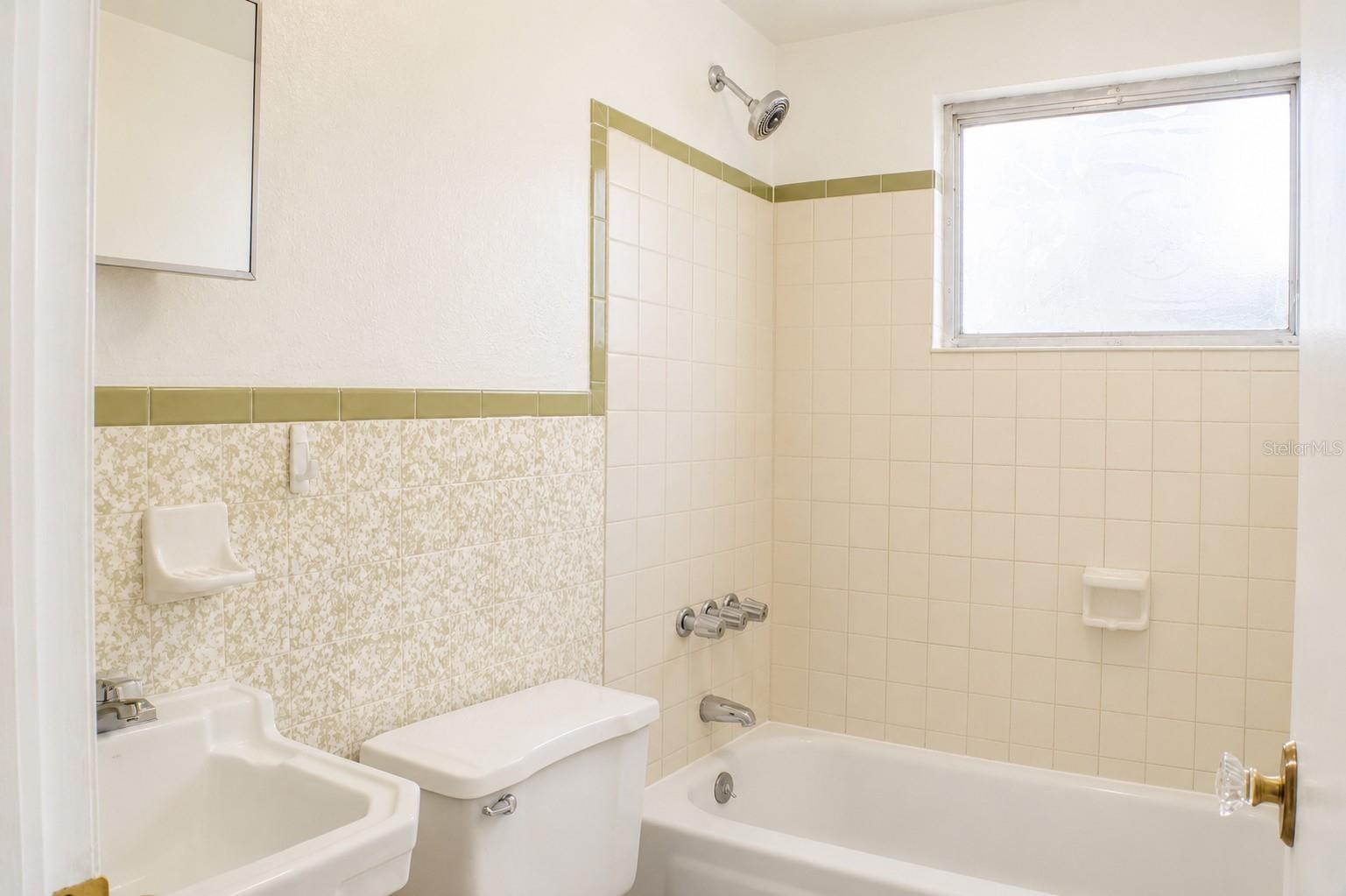 490 John St #a & B Property Photo 15