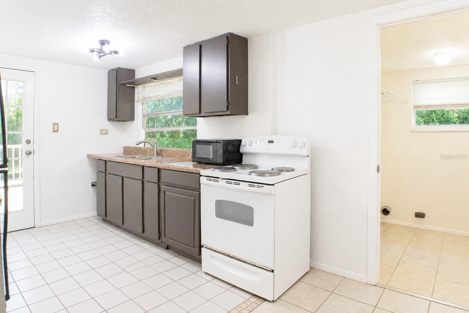490 John St #a & B Property Photo 20