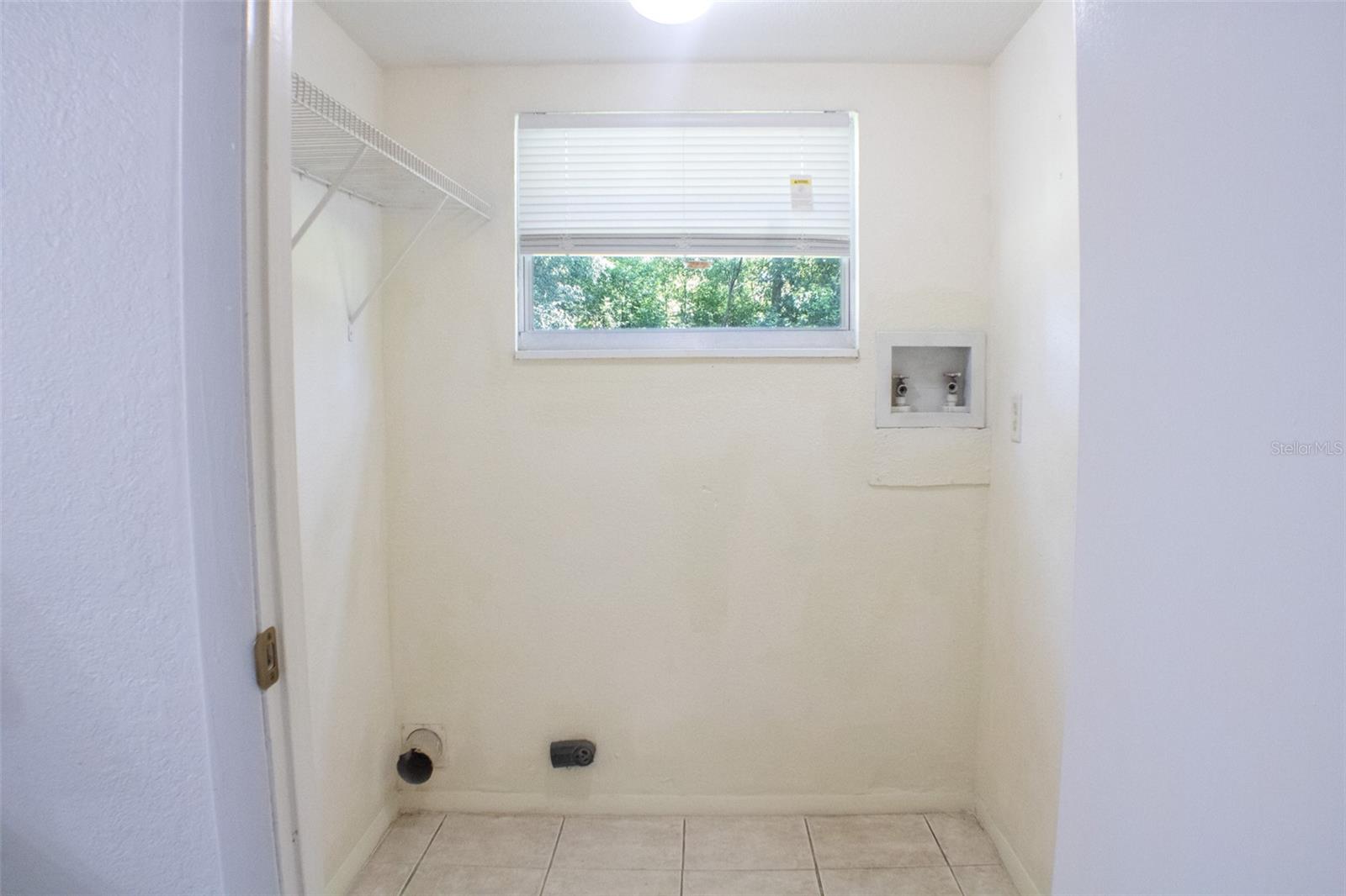 490 John St #a & B Property Photo 27