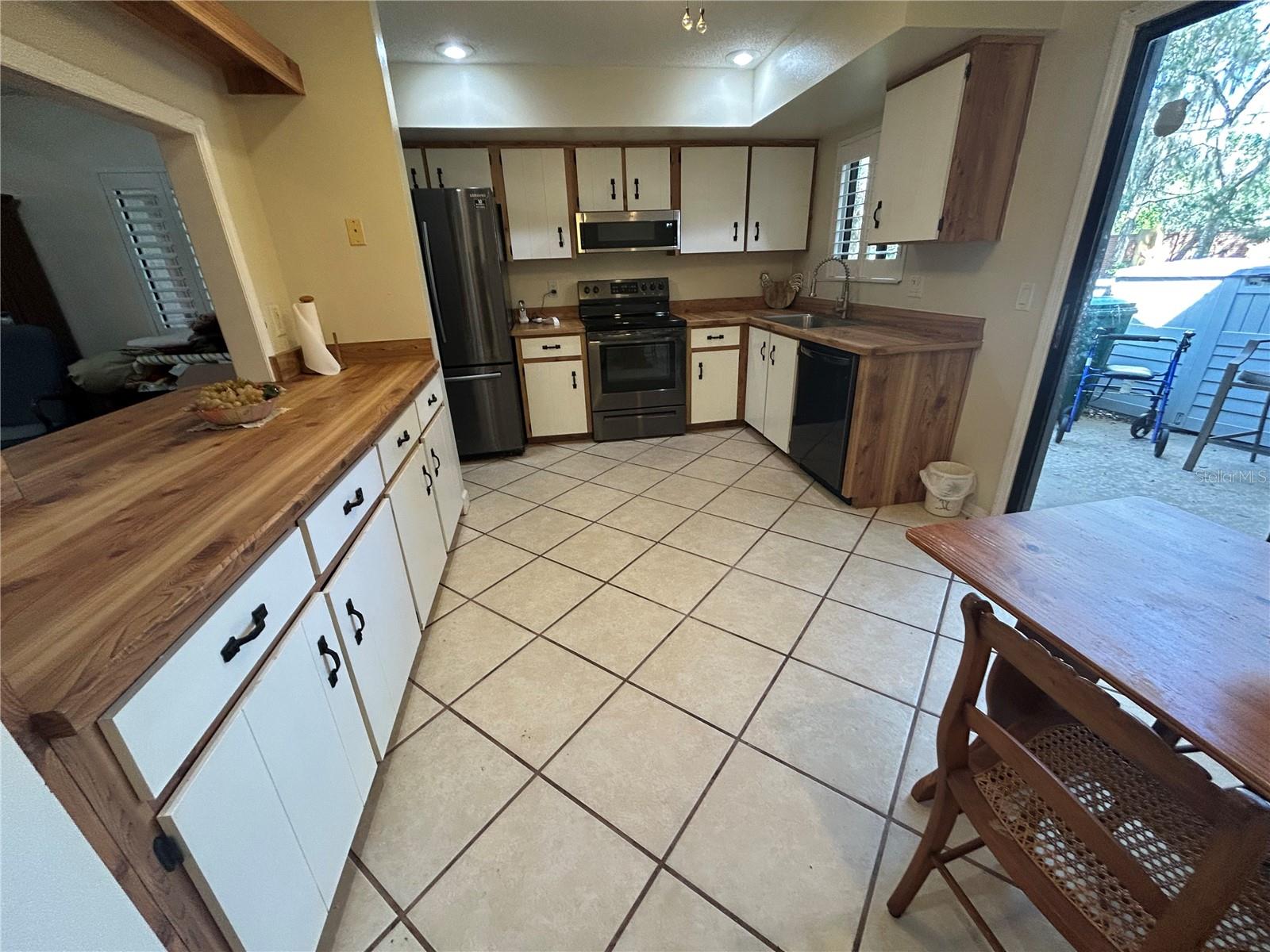 906 Village Green Rd Property Photo 18