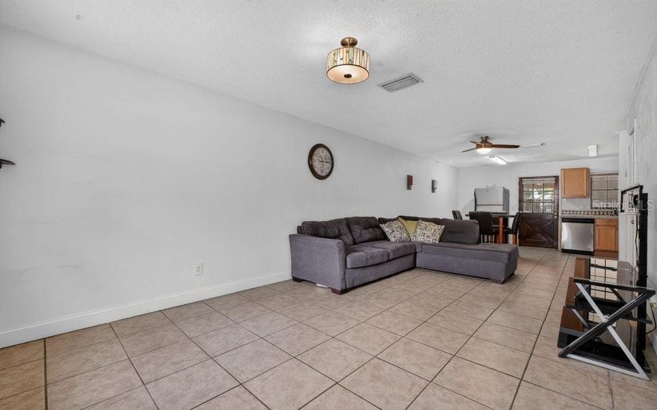 912 Royal Oak Ct Property Photo 3