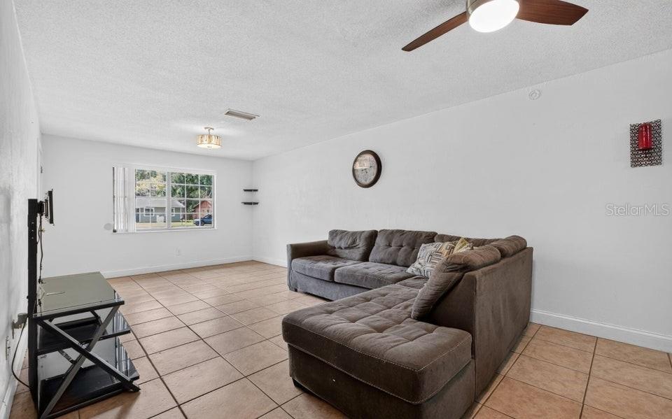 912 Royal Oak Ct Property Photo 5