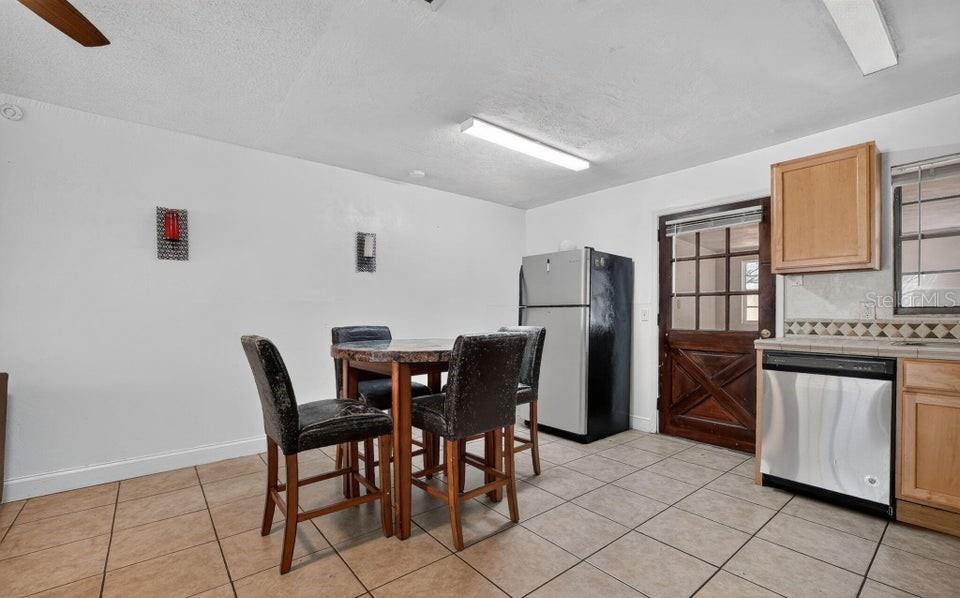 912 Royal Oak Ct Property Photo 6