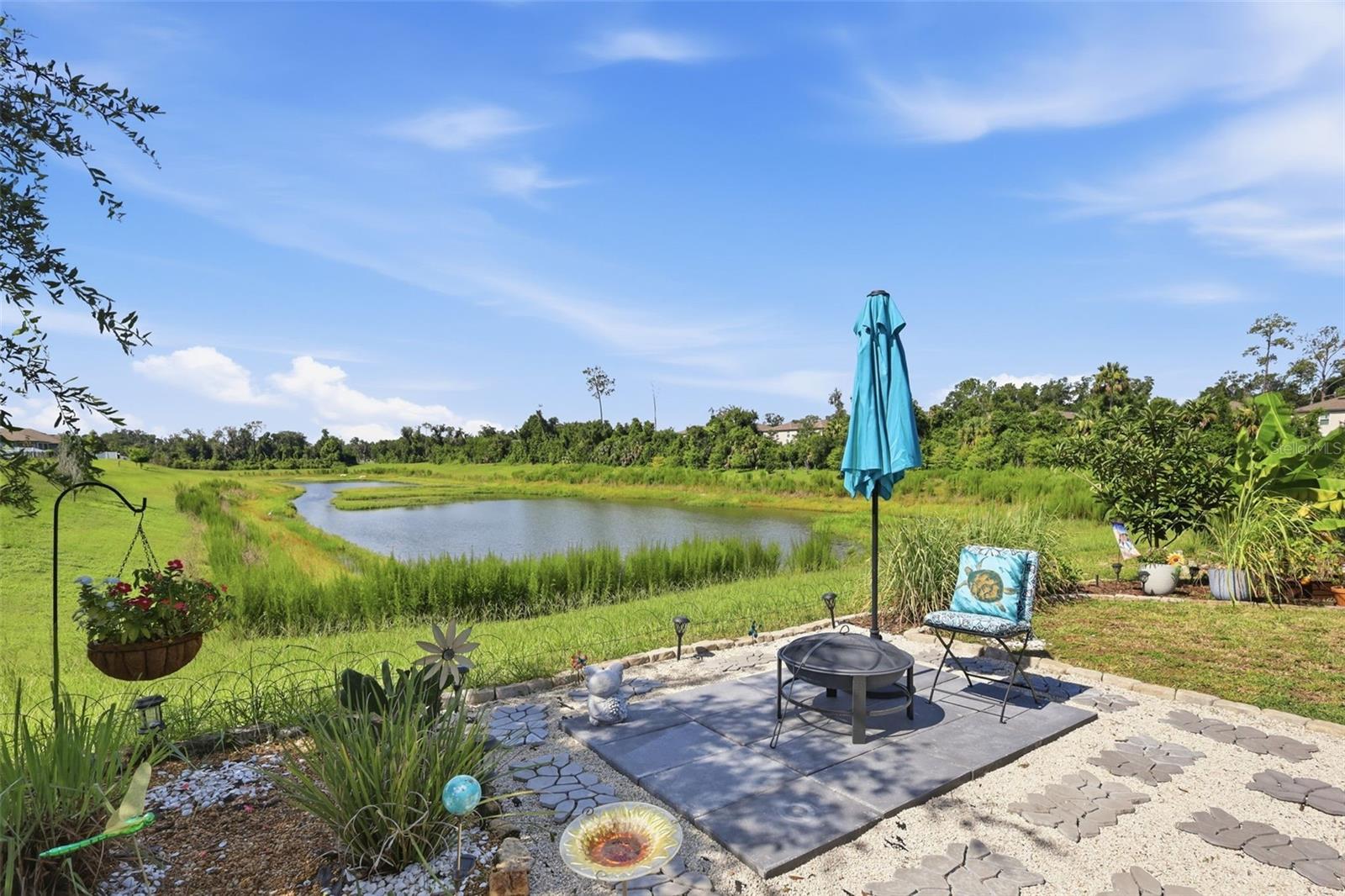 1525 Playwright Dr Property Photo 3