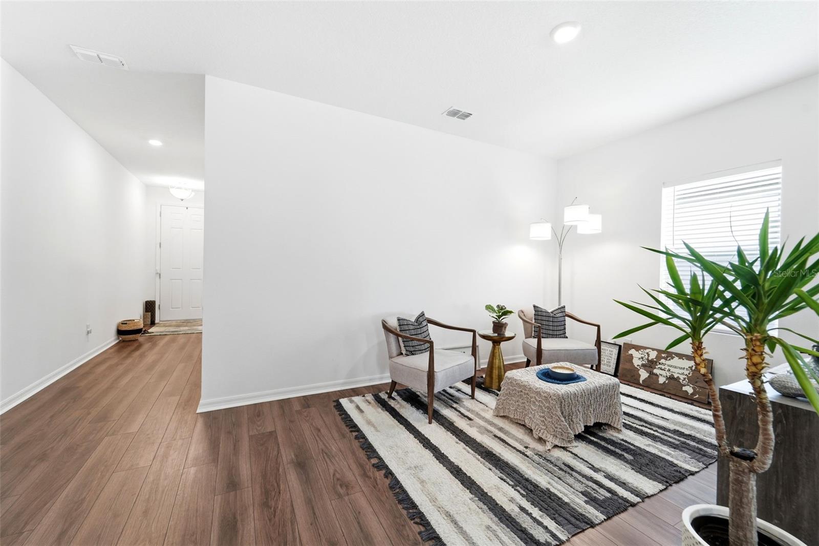1525 Playwright Dr Property Photo 4