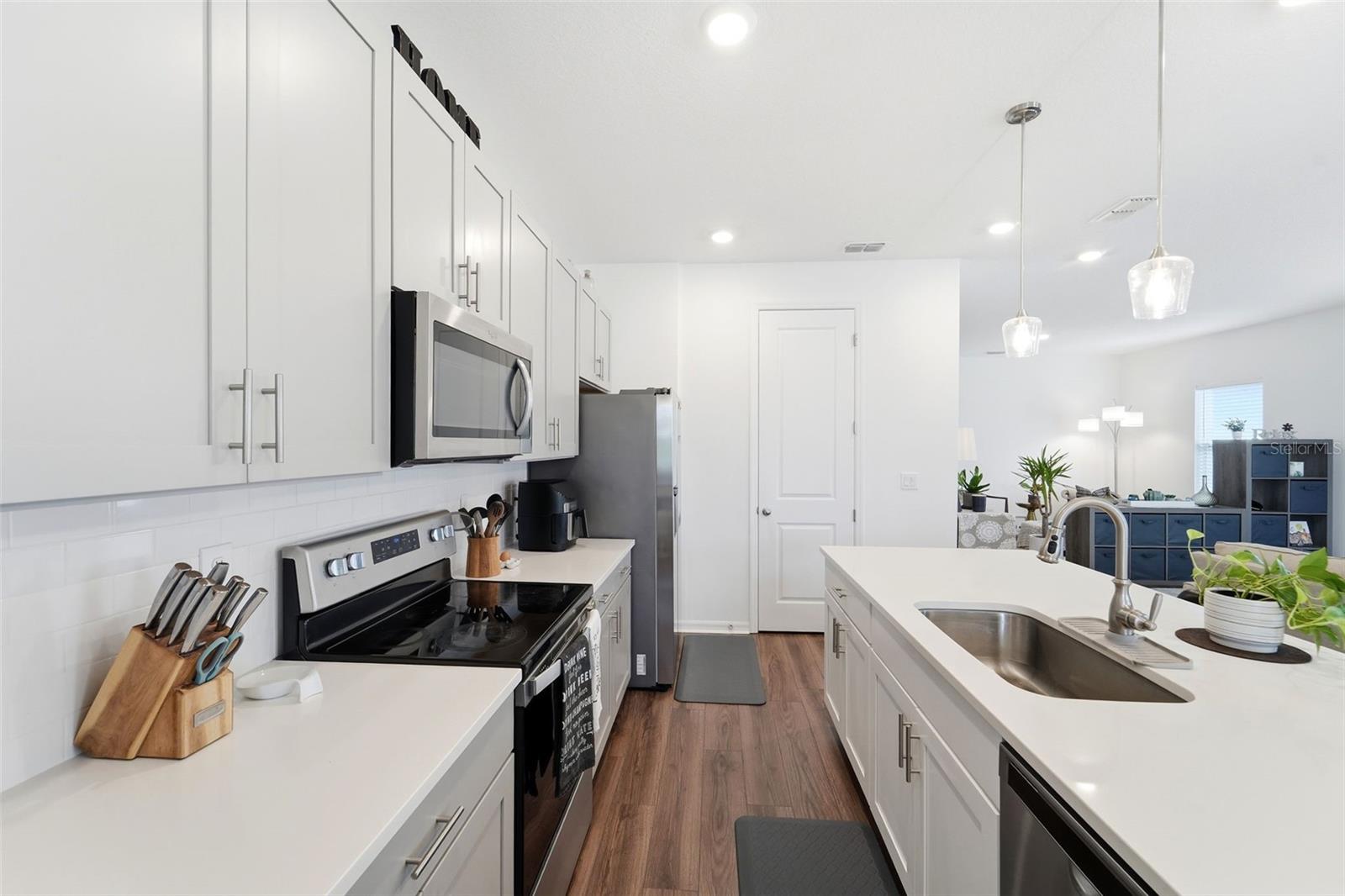 1525 Playwright Dr Property Photo 11