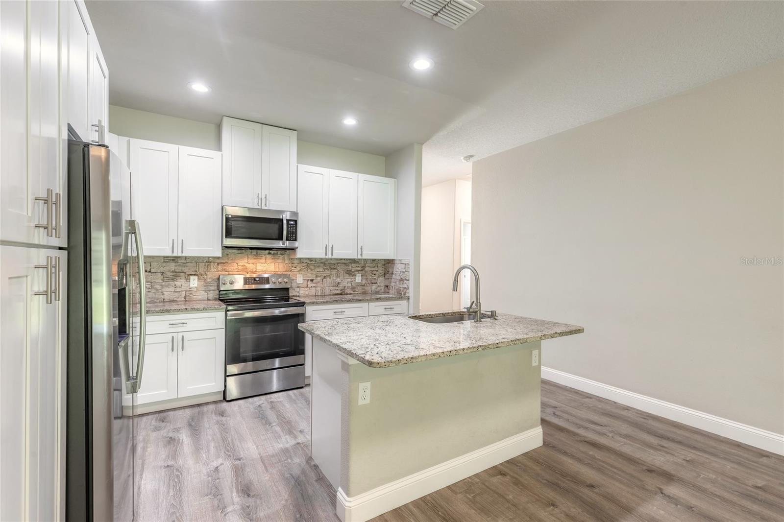 48 Regency Dr Property Photo 4