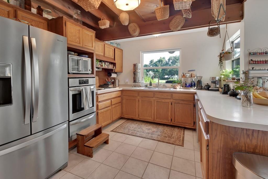 1379 Taylor Rd W Property Photo 3