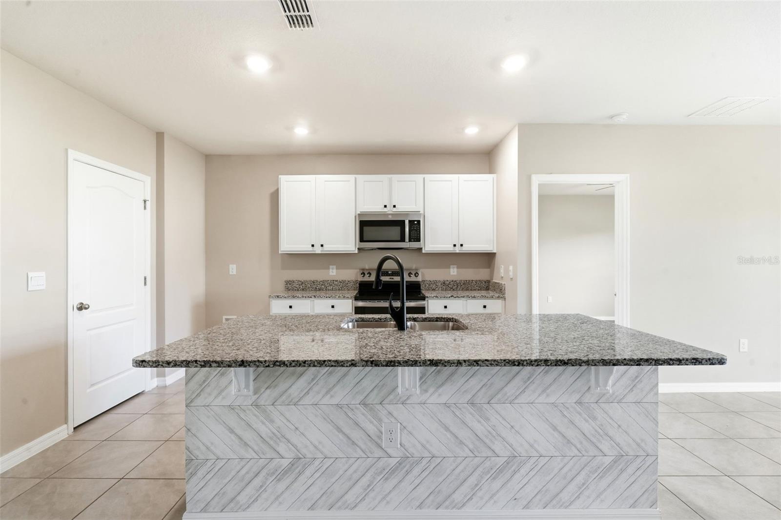 895 Lazio Cir Property Photo 8