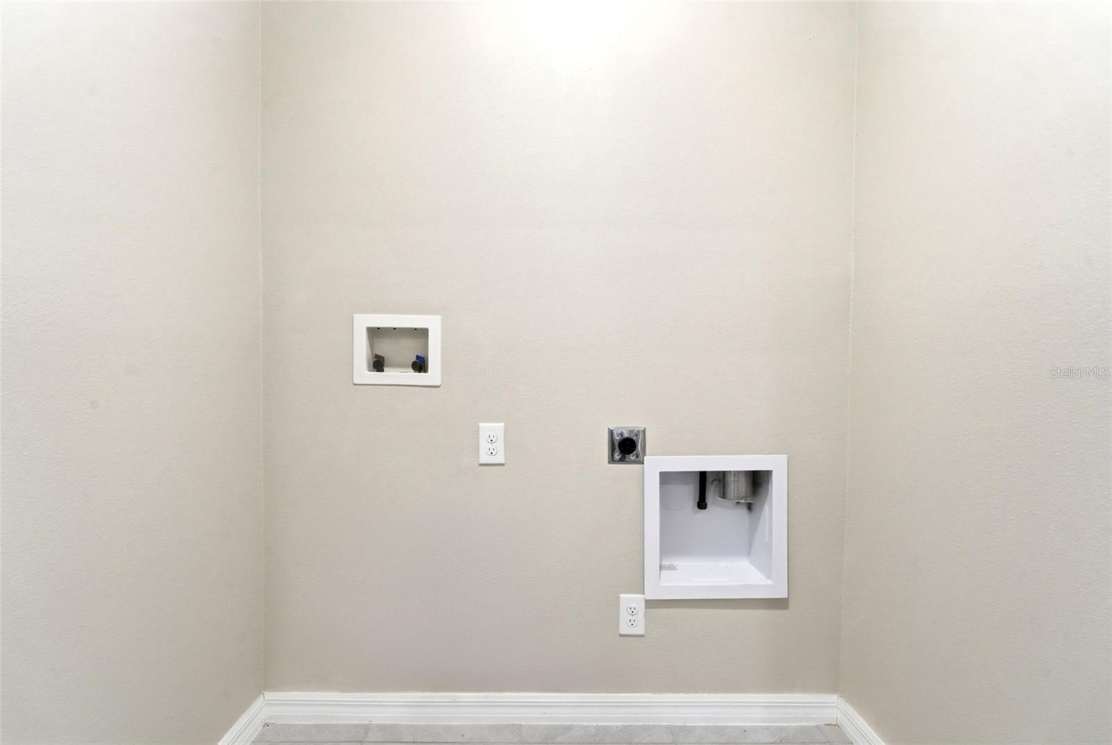 895 Lazio Cir Property Photo 32