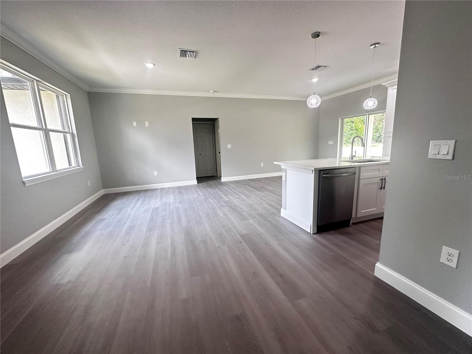 221 W Euclid Ave Property Photo 8