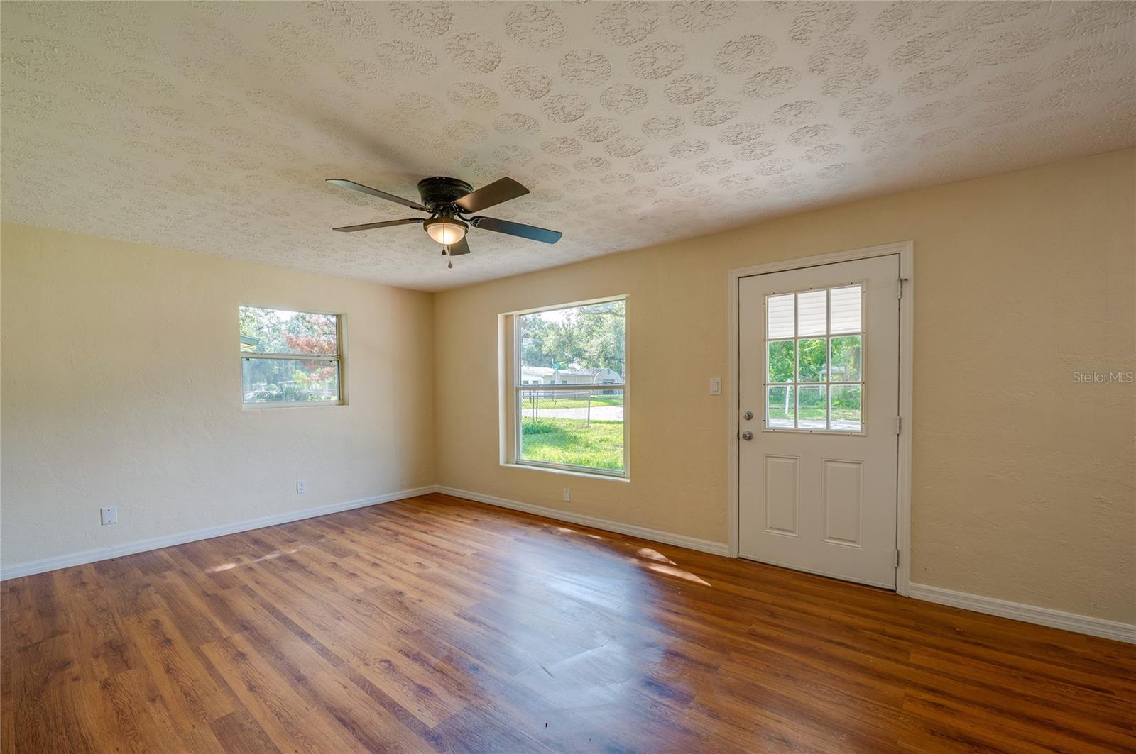 1220 Leon Ln Property Photo 4