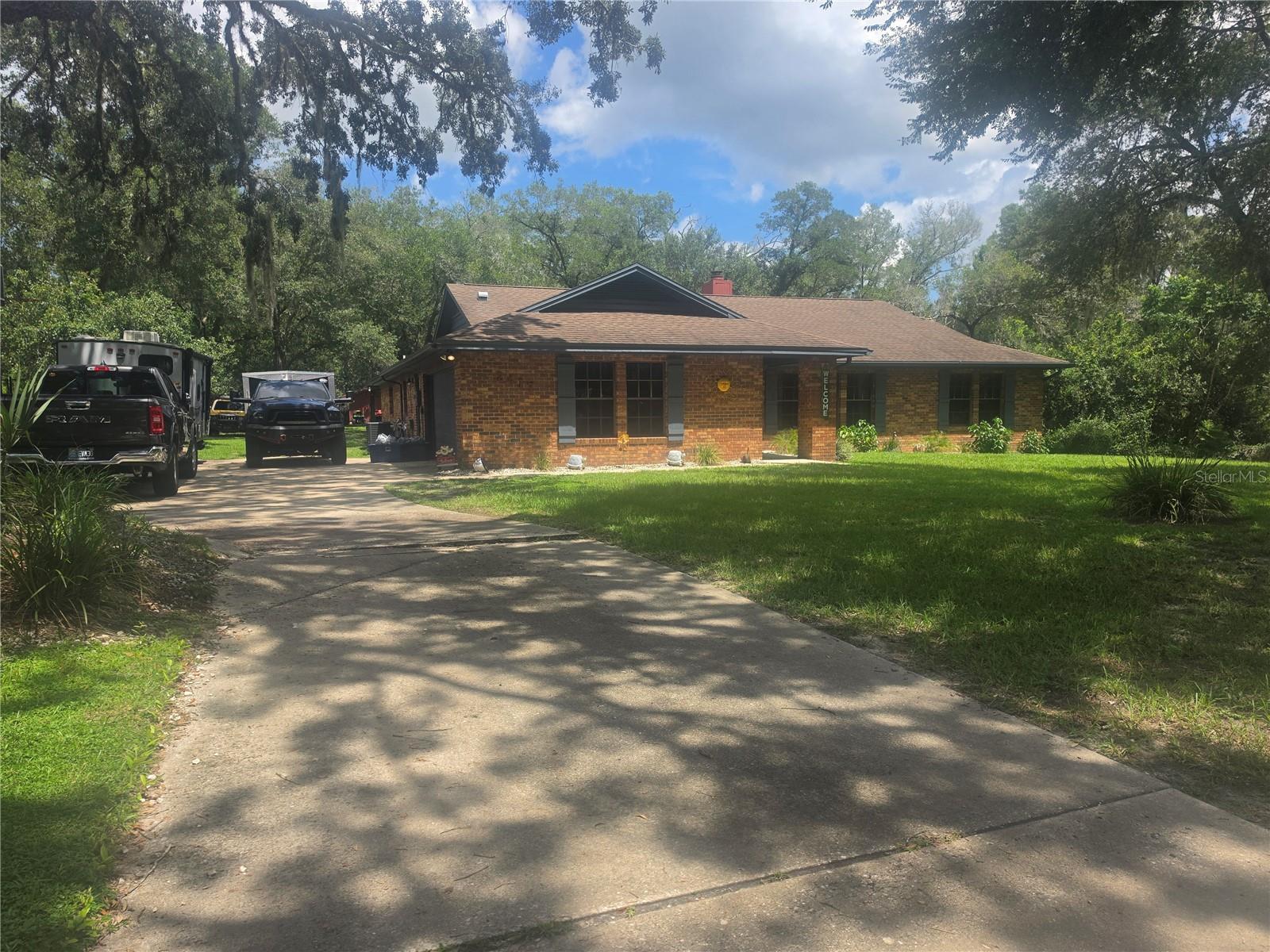 2417 S Oak Park Dr Property Photo 2