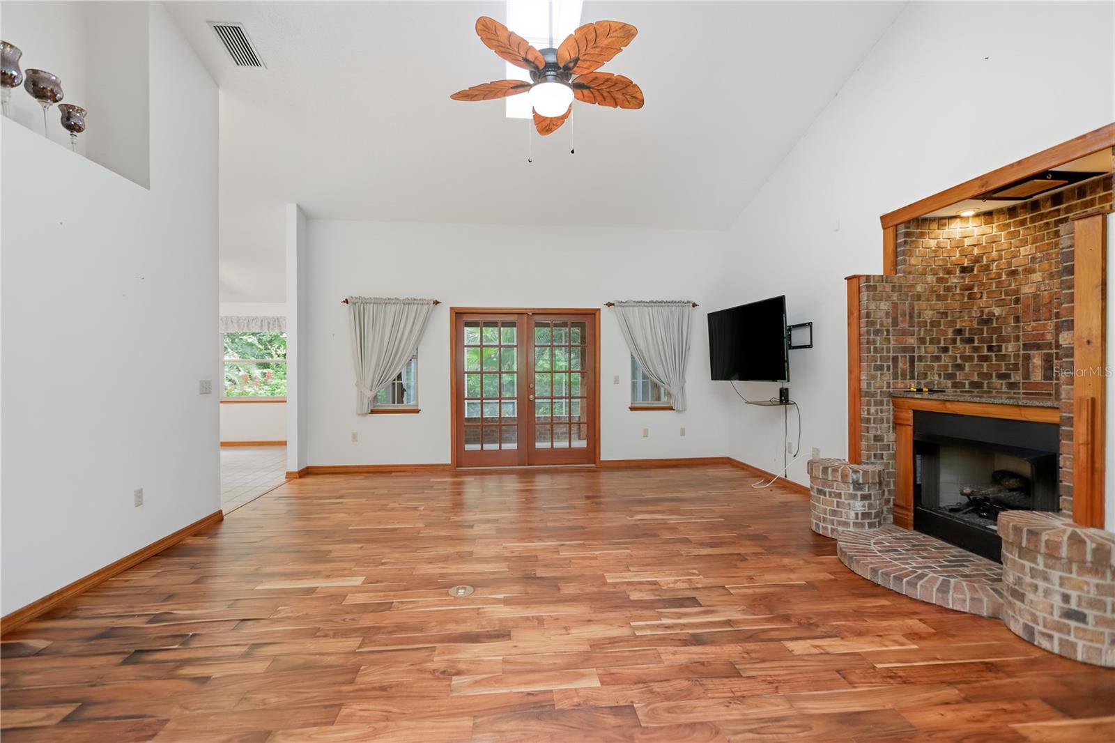 1925 Lady Bug Ln Property Photo 8