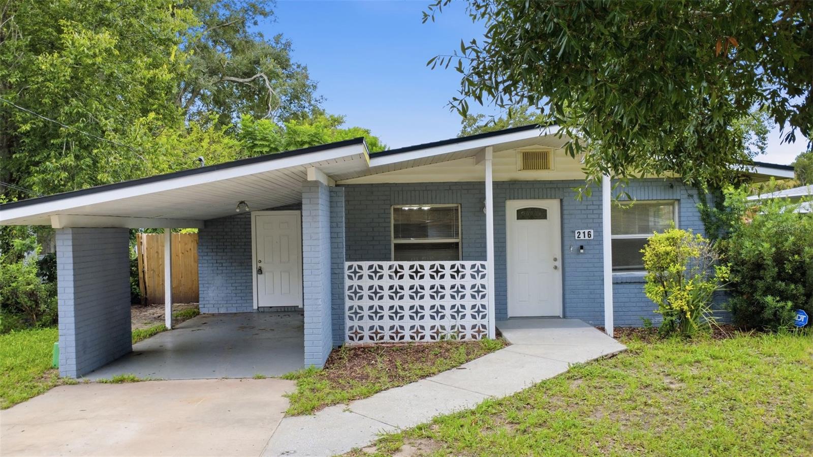 216 Graham St Property Photo 3