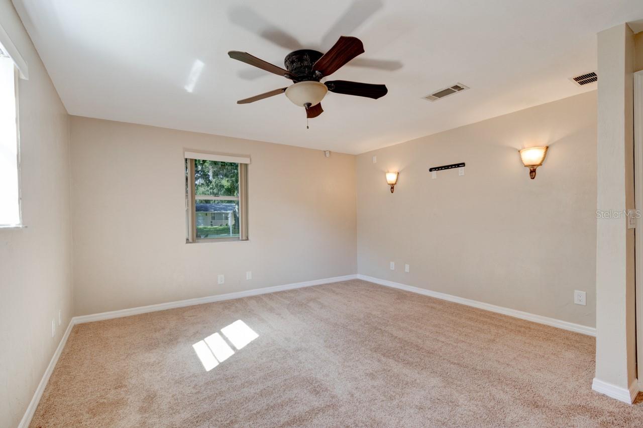 1013 Indian Oaks E Property Photo 9