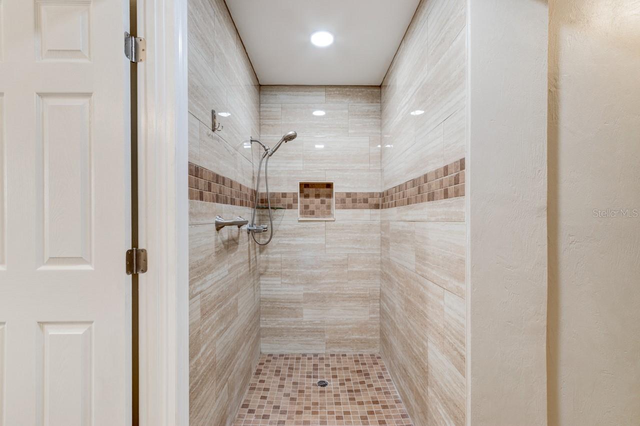 1013 Indian Oaks E Property Photo 12
