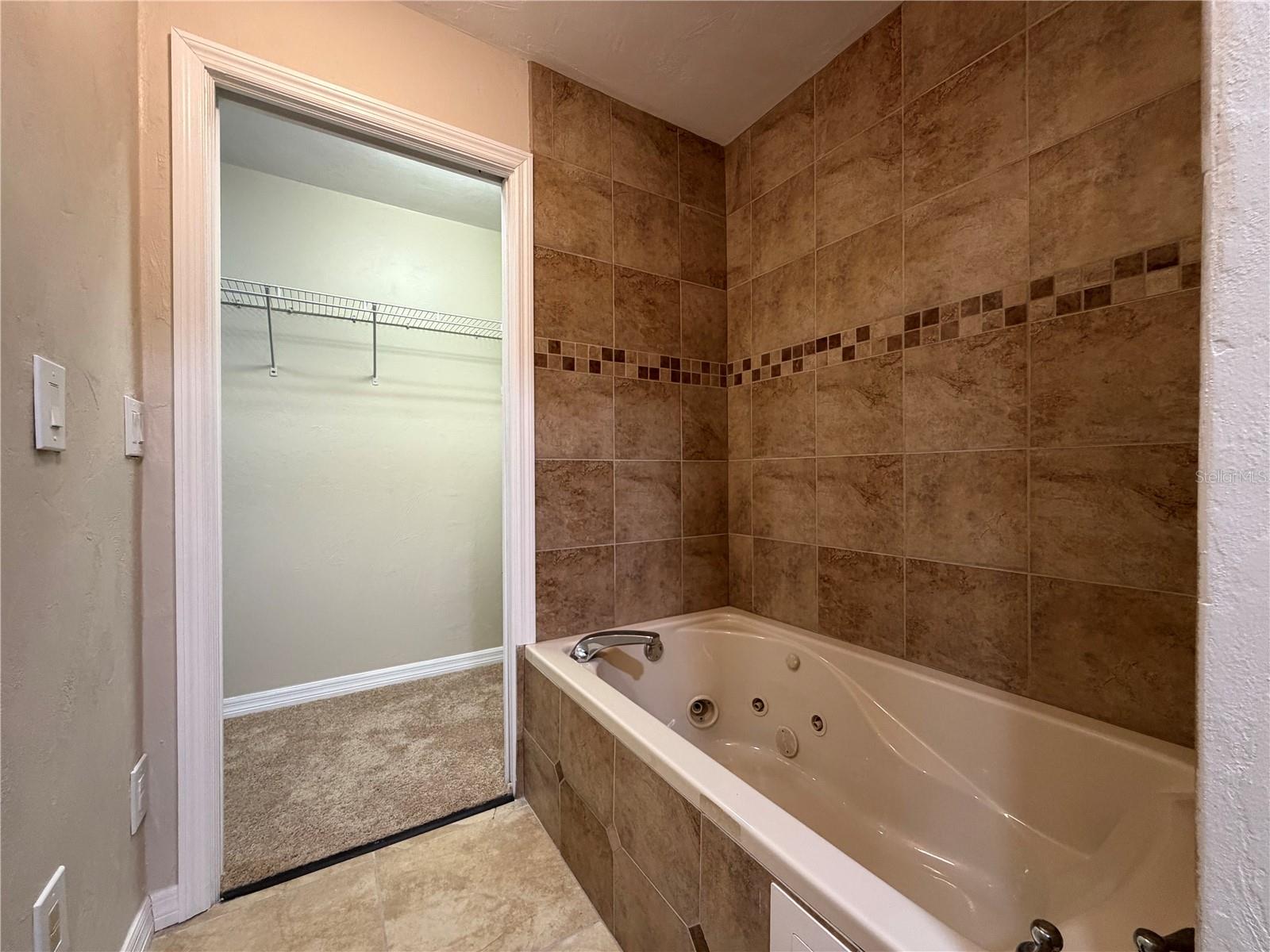 1013 Indian Oaks E Property Photo 14