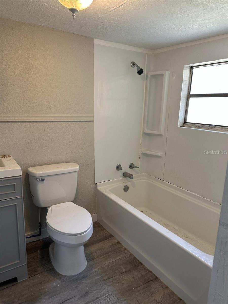 1219 W 8th St Property Photo 7