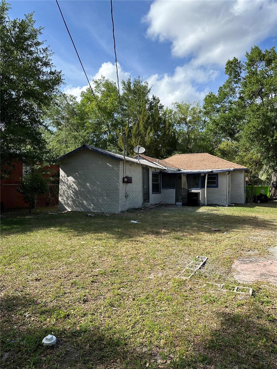 1219 W 8th St Property Photo 10
