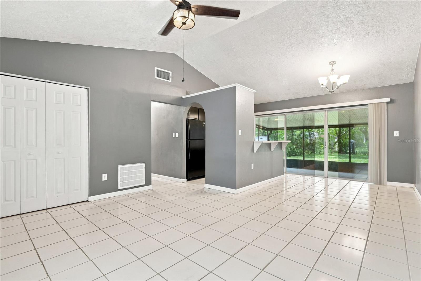 336 Riviera Dr Property Photo 7