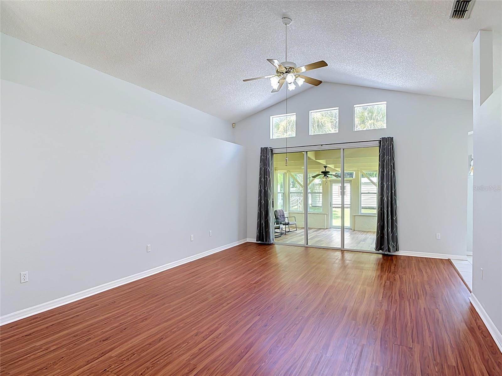390 Magnolia Pl Property Photo 6