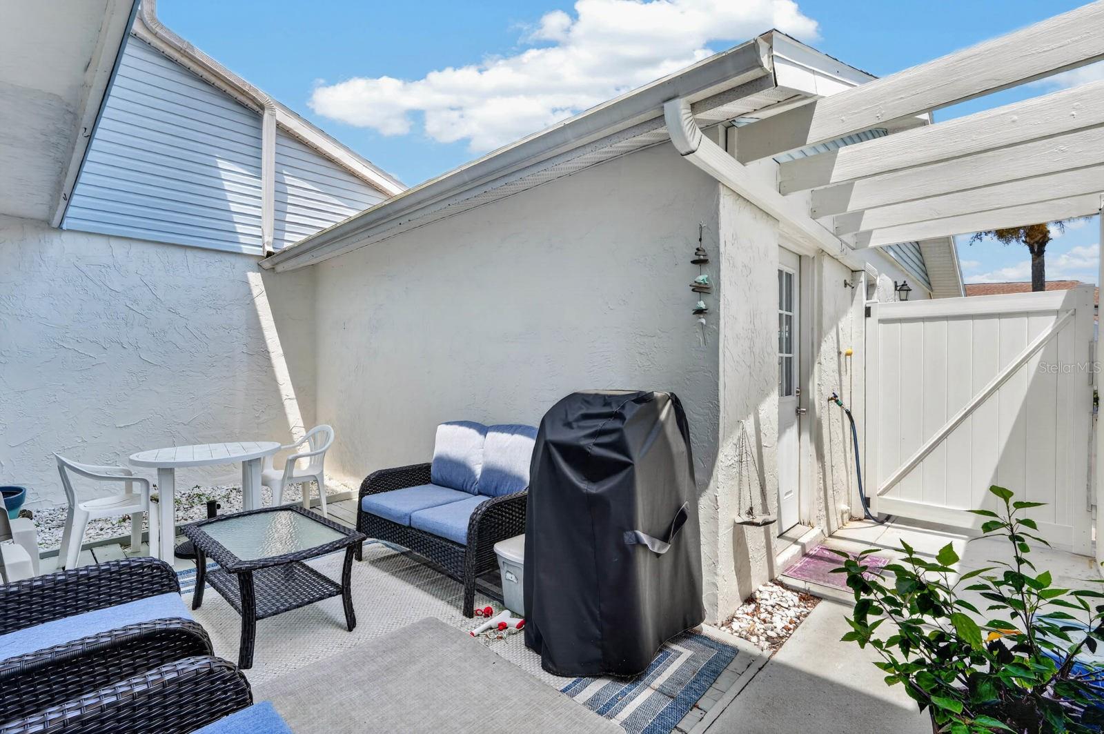 10 London Ln Property Photo 4