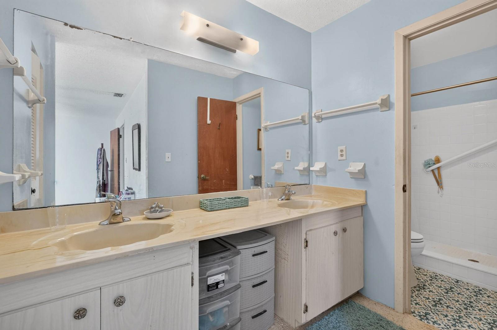 10 London Ln Property Photo 21