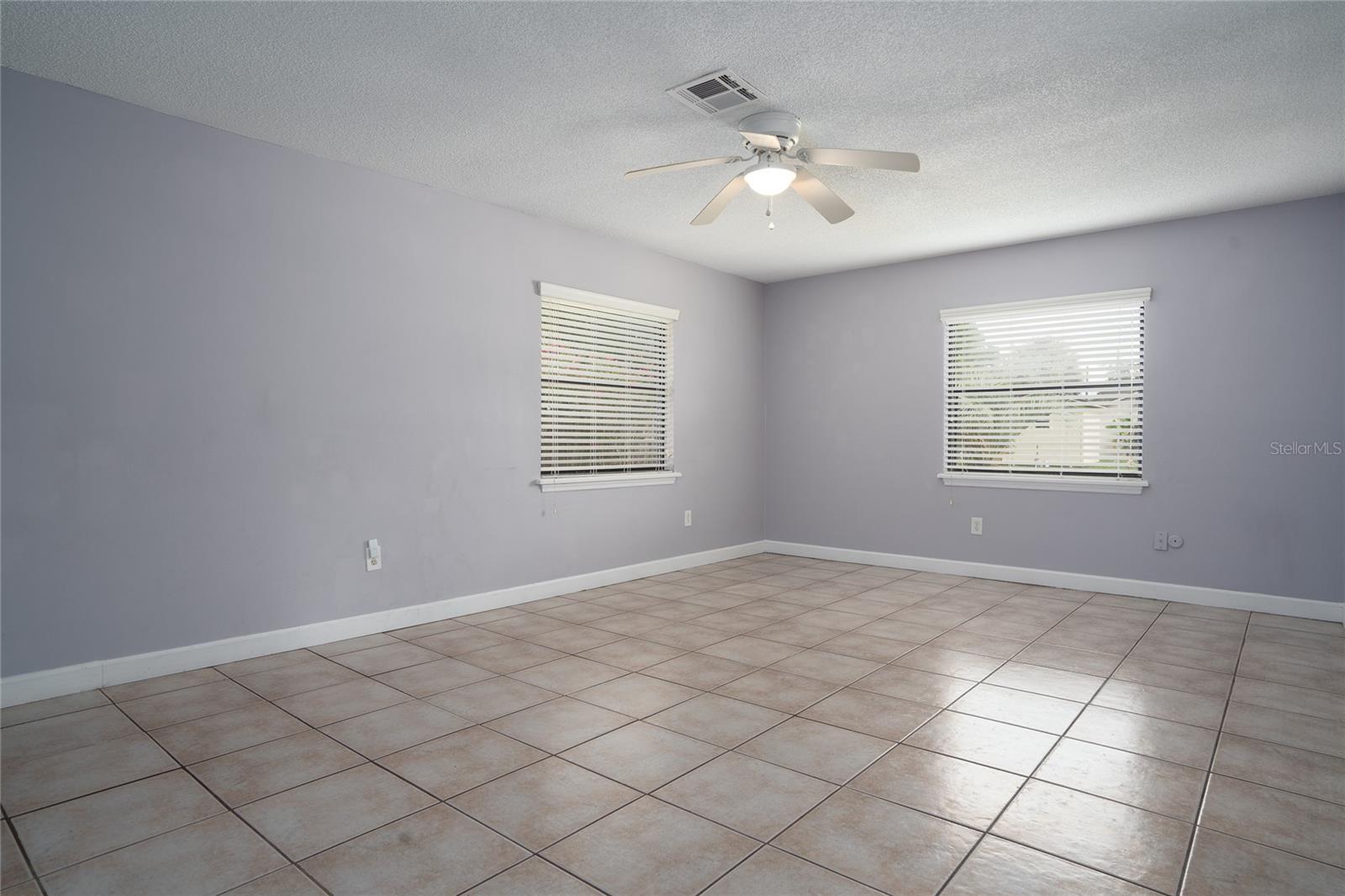 437 E Oakwood Ave Property Photo 3