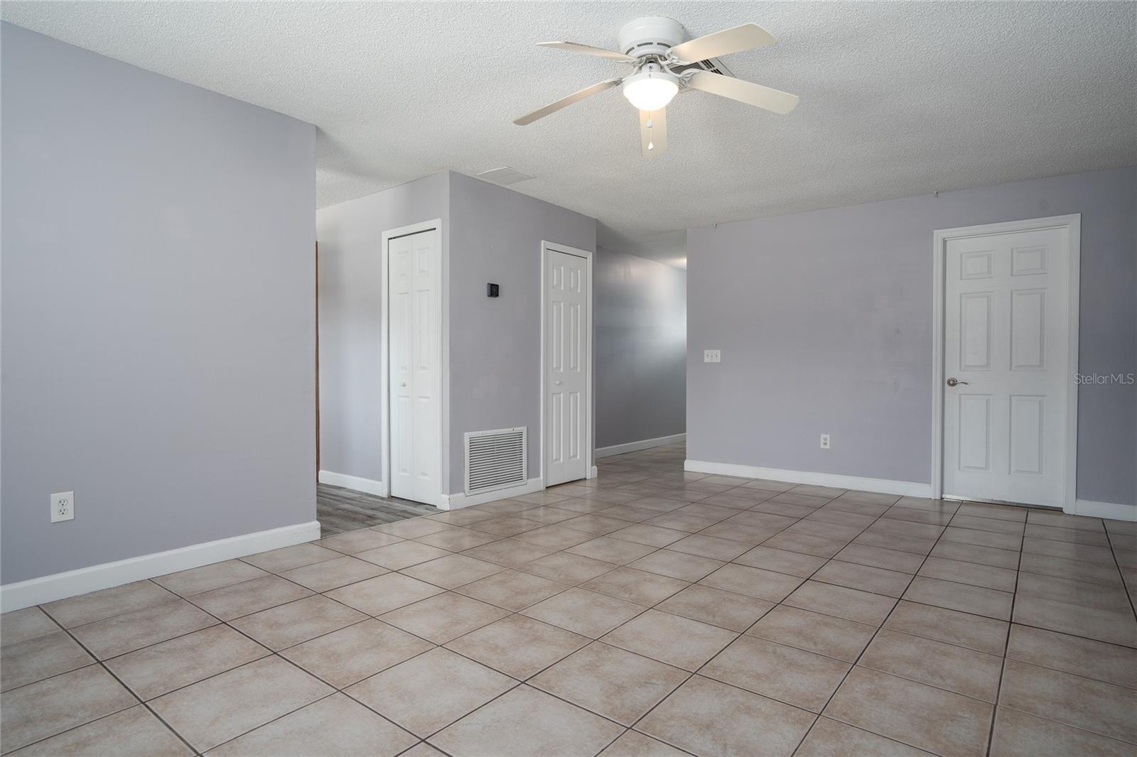 437 E Oakwood Ave Property Photo 4