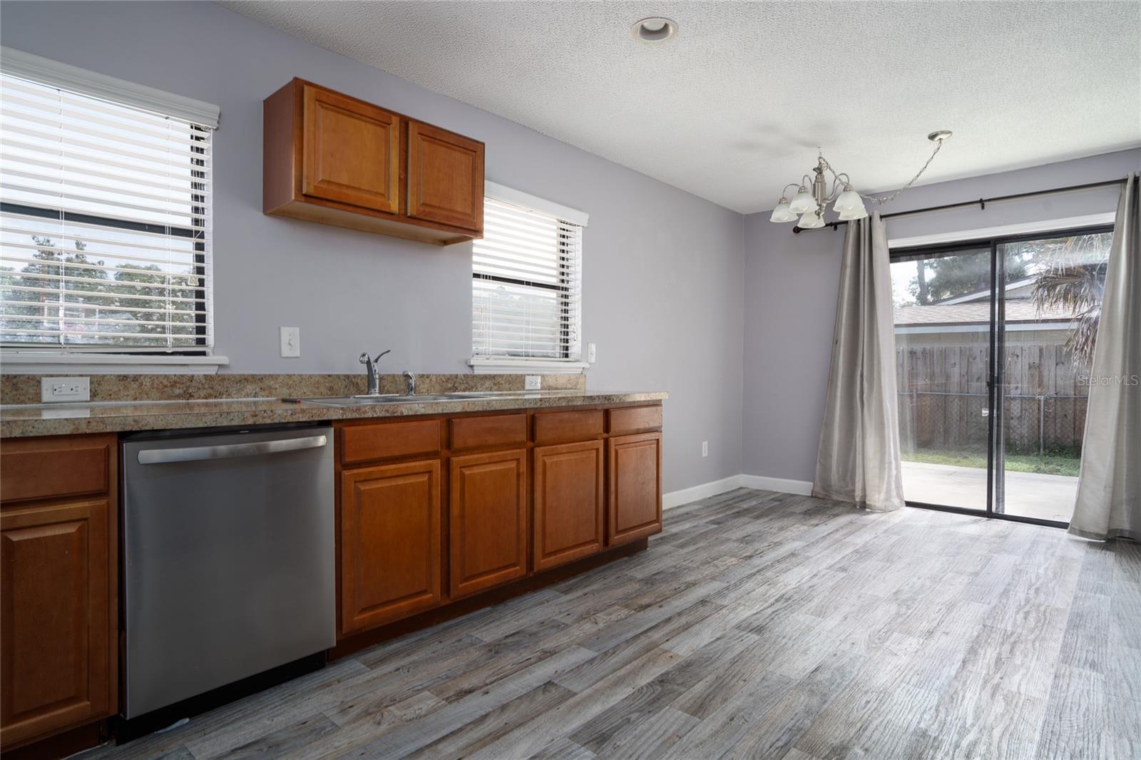 437 E Oakwood Ave Property Photo 5