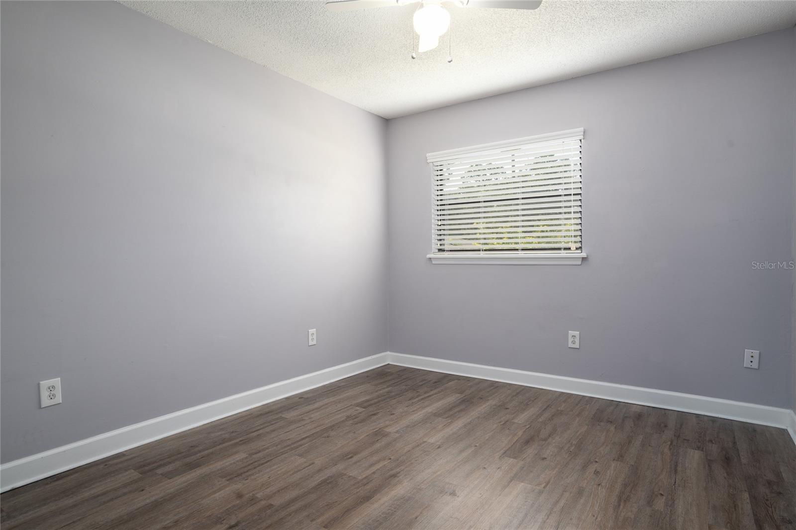 437 E Oakwood Ave Property Photo 10