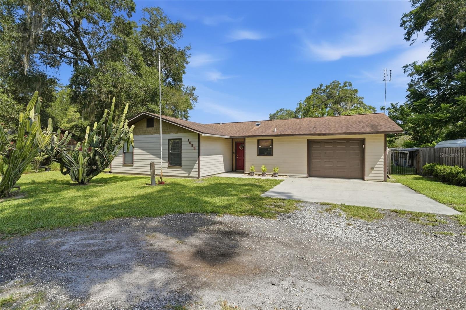 1555 Rowe Ln Property Photo 2