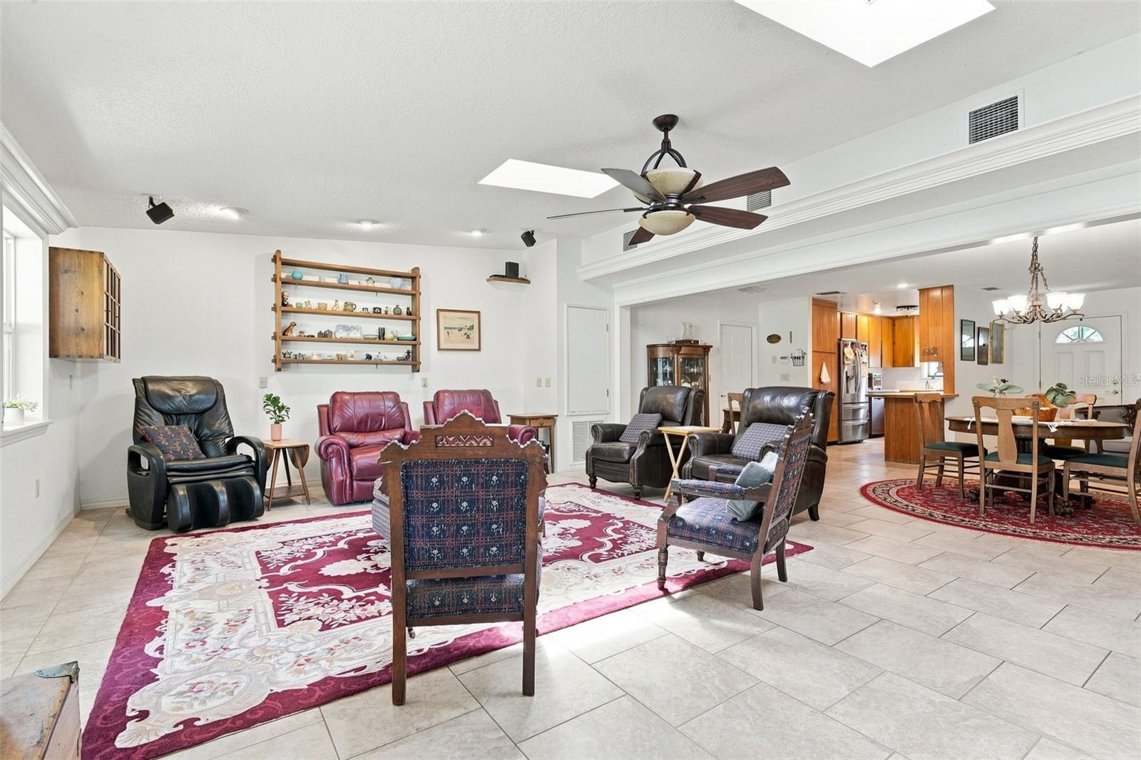 1555 Rowe Ln Property Photo 6