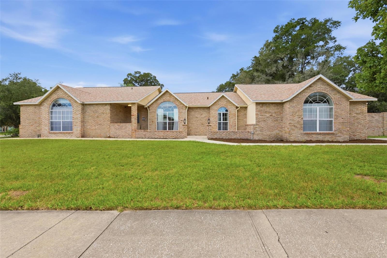 1095 E Wisconsin Ave Property Photo 1