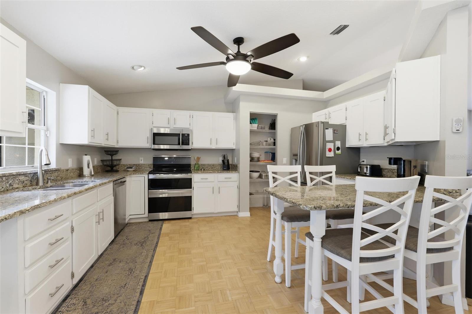 1095 E Wisconsin Ave Property Photo 14