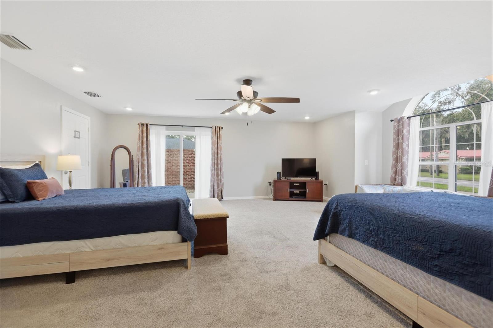 1095 E Wisconsin Ave Property Photo 19
