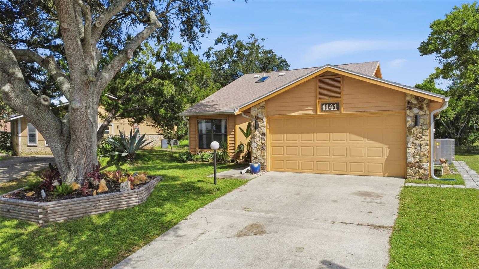 1141 SOUTHAMPTON DR