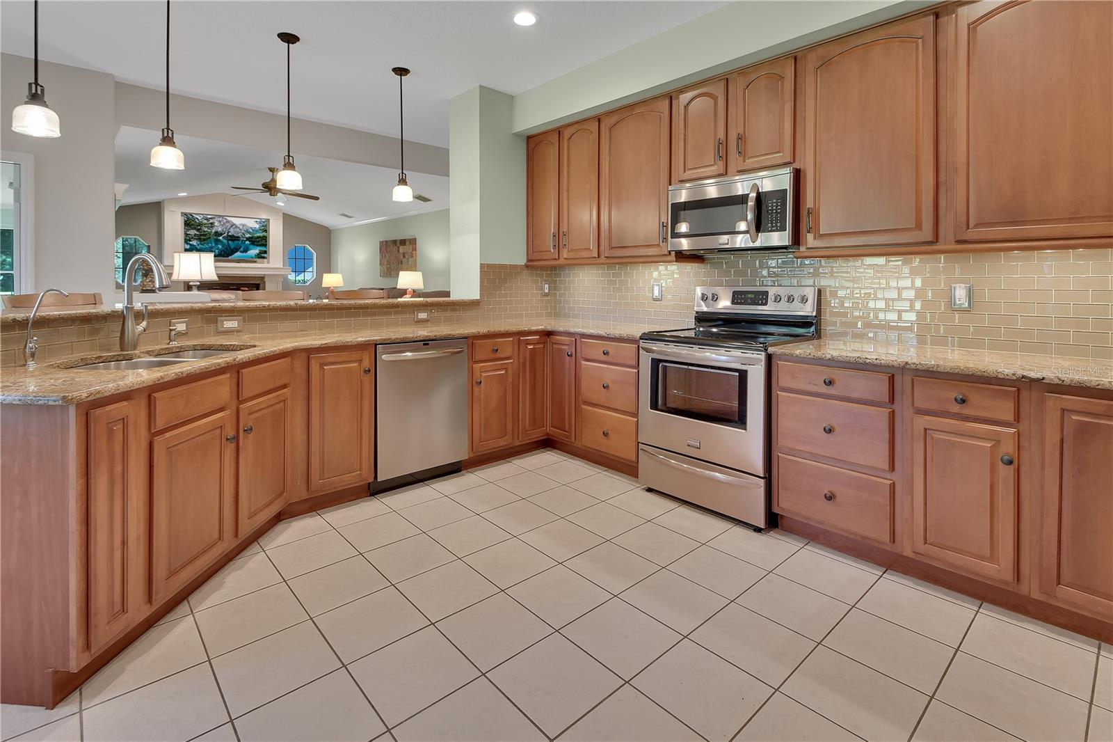 1925 Glenwood Oaks Ln Property Photo 11
