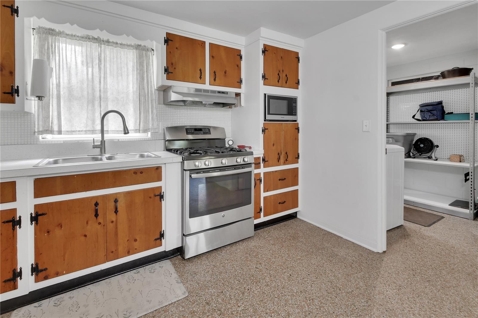 869 Pratt St Property Photo 5