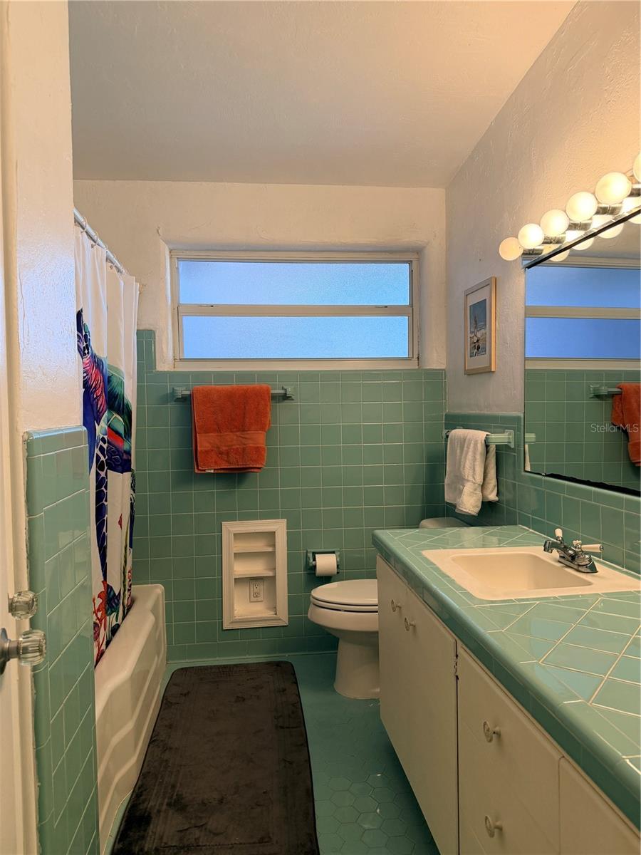 318 N Riverside Dr Property Photo 8