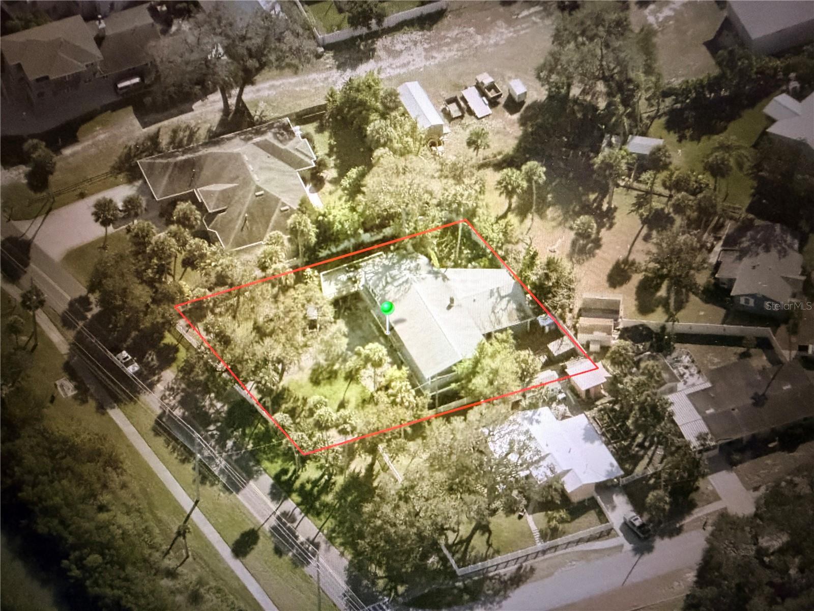 318 N Riverside Dr Property Photo 14