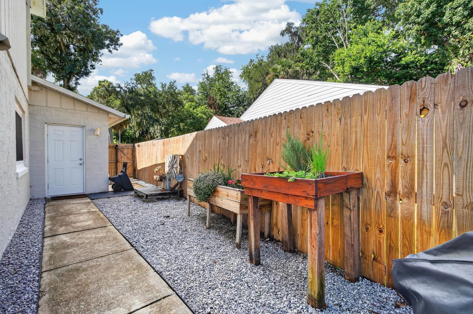 1122 Meditation Loop Property Photo 34