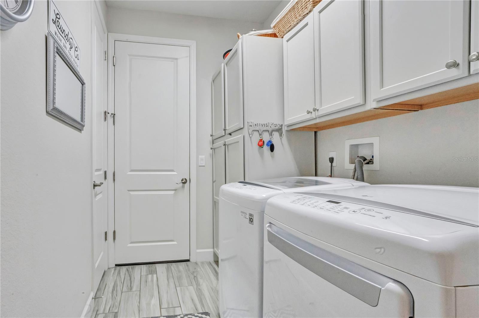 560 Adenmore Ter Property Photo 33