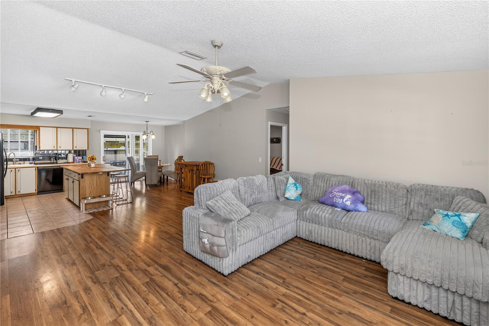 2512 Pine Tree Dr Property Photo 3