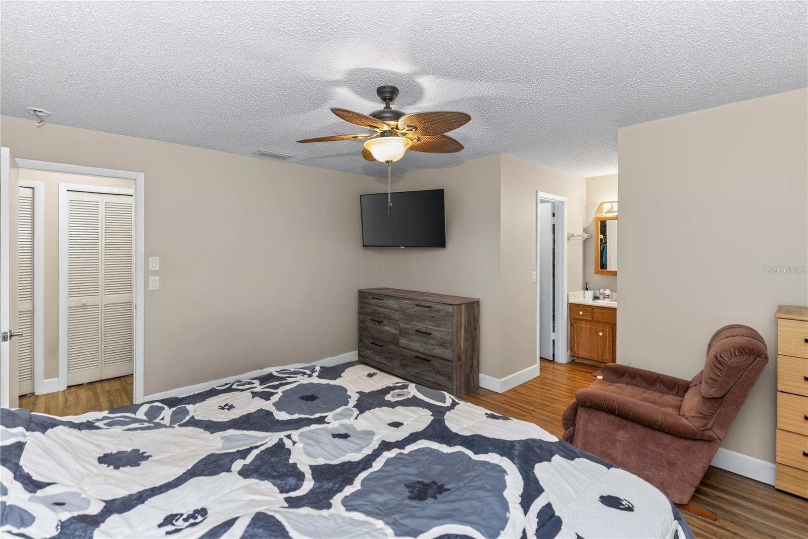 2512 Pine Tree Dr Property Photo 6