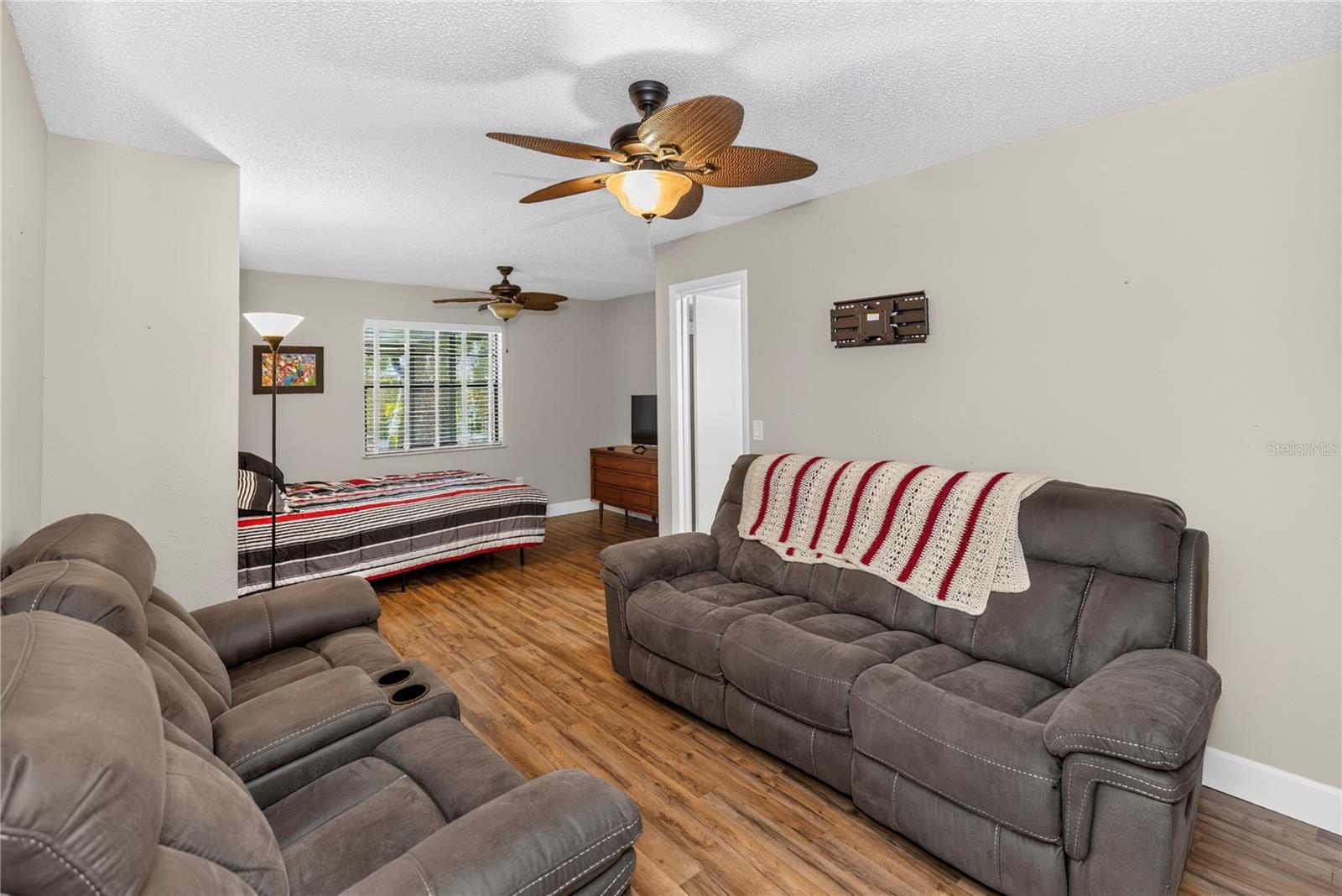 2512 Pine Tree Dr Property Photo 11